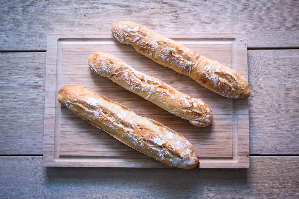 Selbst gebackenes Baguette mit leckerer Kruste