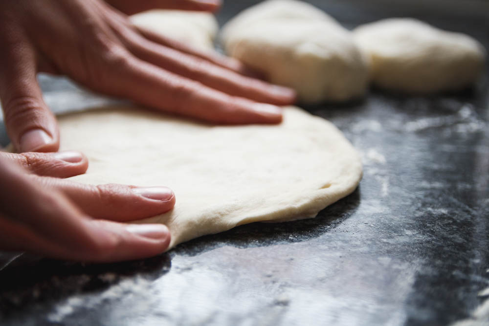 Dinnete werden mit den Händen geformt