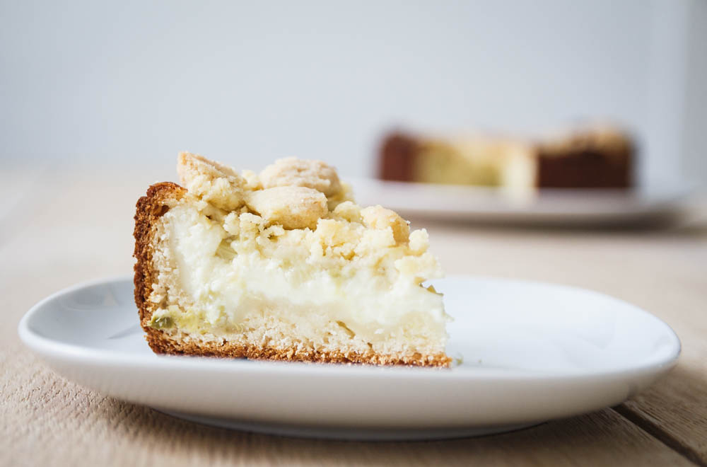 leckerer Rhabarberkuchen mit Pudding und Streusel