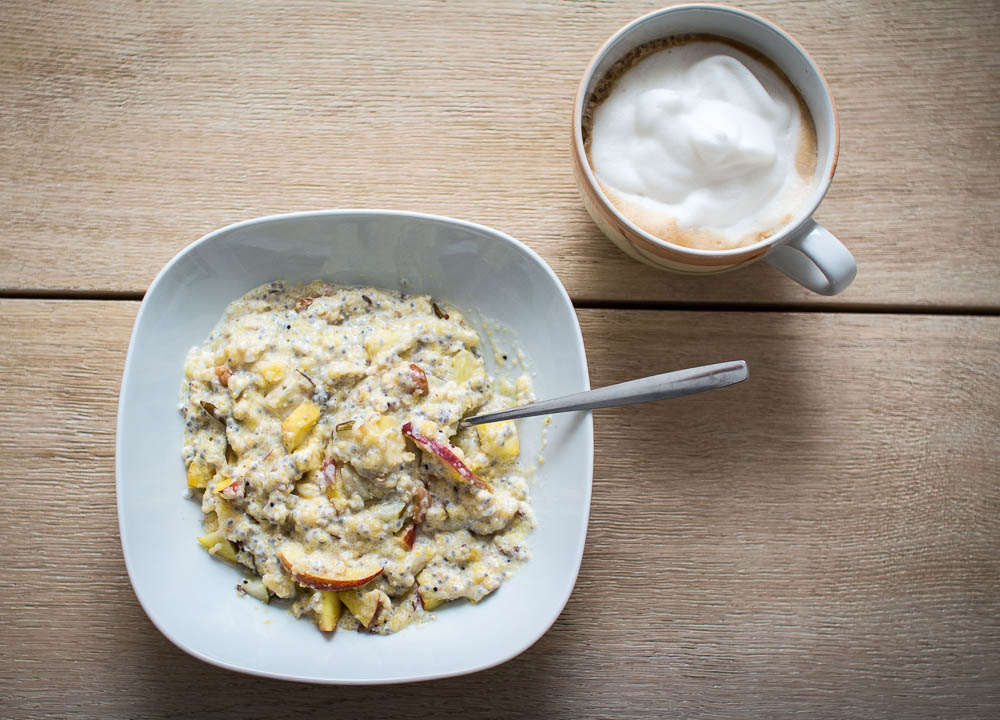 fertiges Polenta Porridge mit leckerem Superfood