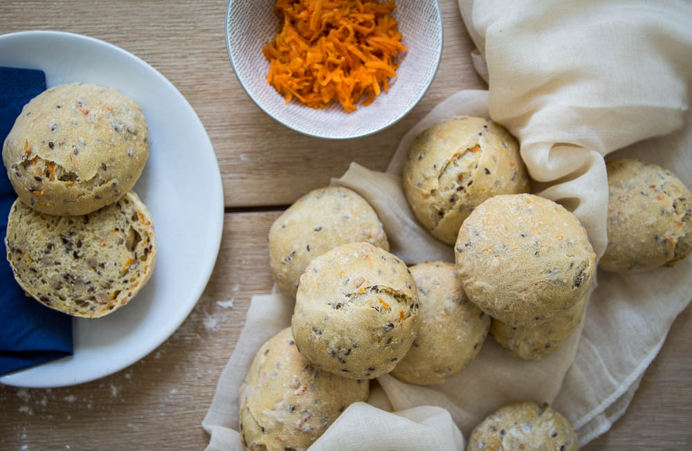 Saftige Karotten-Mehrkorn-Brötchen - Momentgenuss