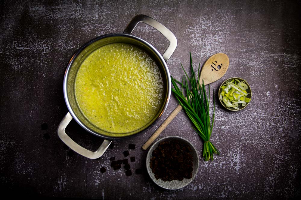 Lauch-Käse-Suppe mit Pumpernickel Croûtons