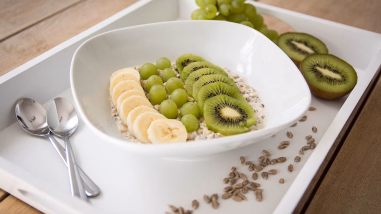 Porridge mit grünen Früchten