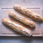 Selbst gebackenes Baguette mit leckerer Kruste