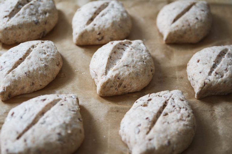 Quark Dinkel Brötchen schnell &amp; einfach selbst gemacht - Momentgenuss