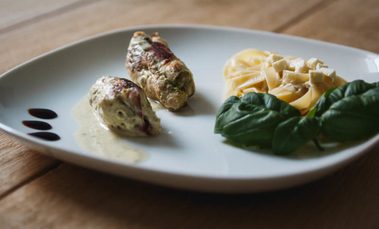 Mediterrane Hähnchenrouladen mit Pestofüllung - Momentgenuss