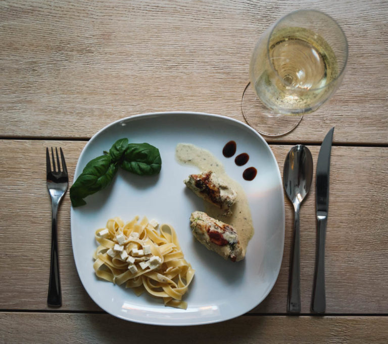 Mediterrane Hähnchenrouladen mit Pestofüllung - Momentgenuss