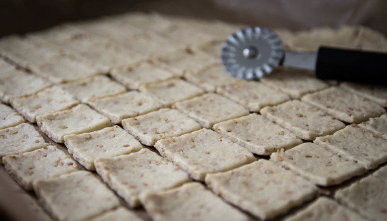 Sesam Kräcker mit grobem Salz - Momentgenuss Sesam Kräcker mit grobem Salz - Momentgenuss
