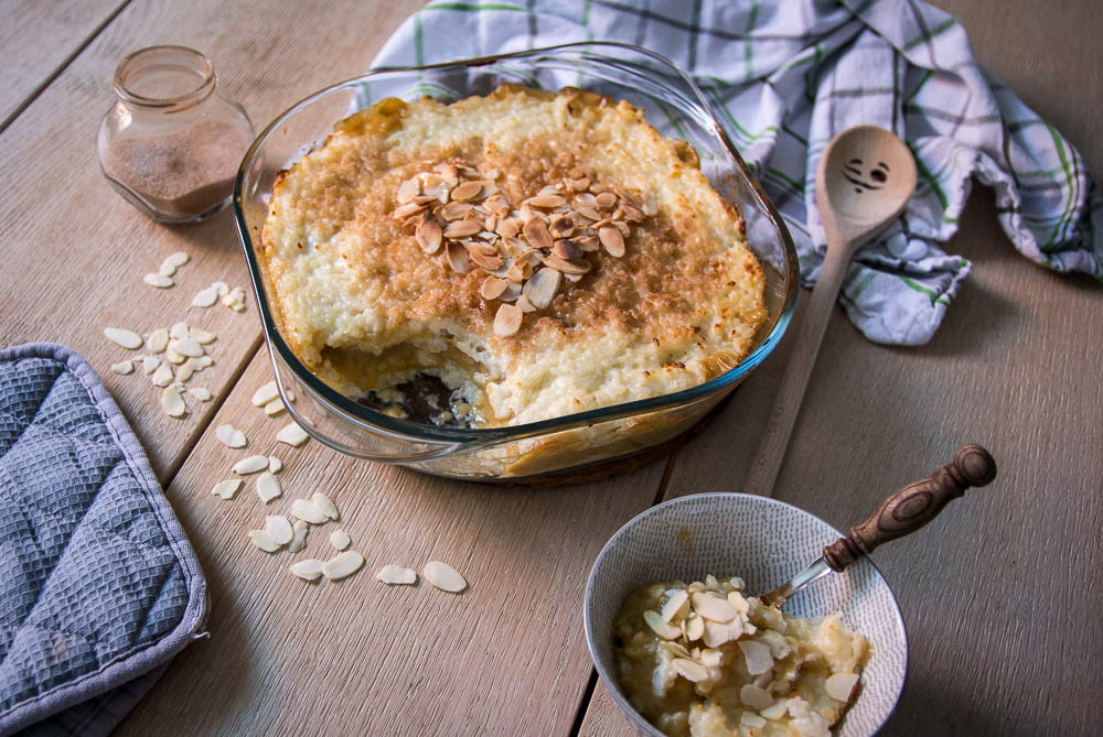 Veganer Milchreisauflauf mit Pudding-Rhabarberfüllung