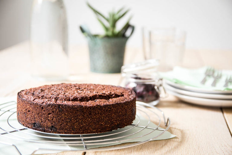 Schoko Polenta Kuchen mit Blaubeeren - Momentgenuss Schoko Polenta Kuchen mit Blaubeeren - Momentgenuss