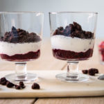 Joghurt Dessert mit Streusel und Grütze