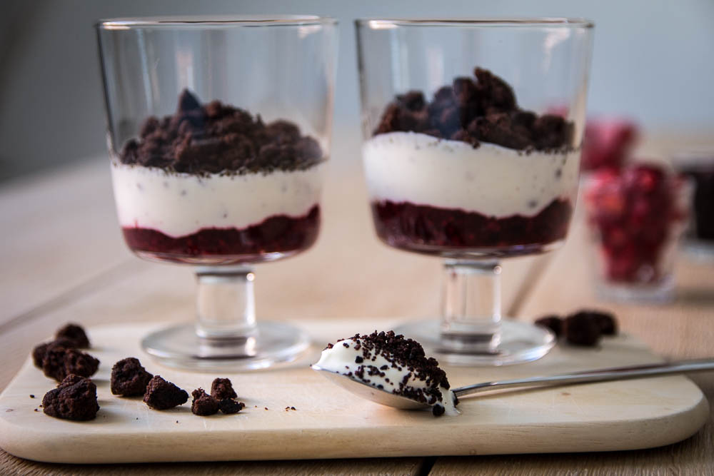 Joghurt Dessert mit Streusel und roter Grütze - Momentgenuss