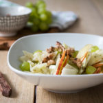 fruchtiger Kohlrabisalat mit gerösteten Walnüssen