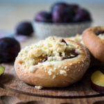 vegane Hefeteilchen mit Zwetschgen und Streusel