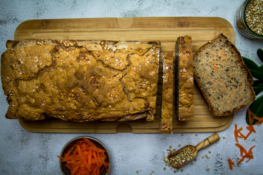 Basisches Dinkelvollkorn Buchweizen Brot mit Karottenraspel 