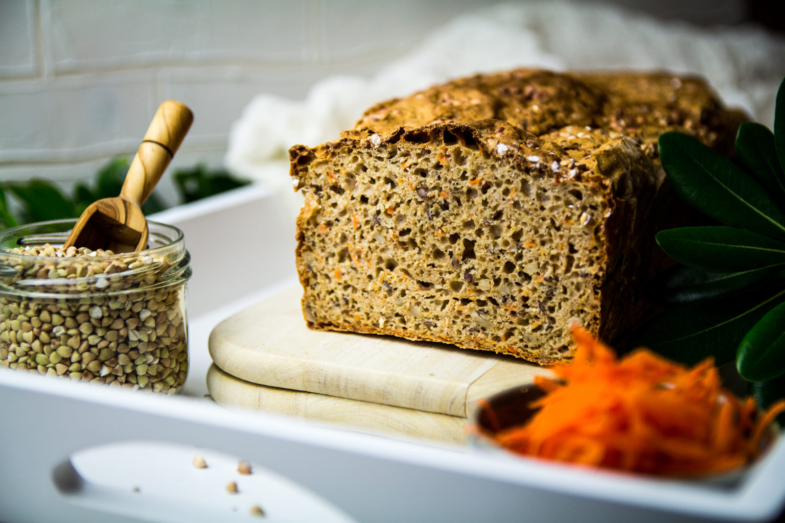 Basisches Dinkelvollkorn Buchweizen Brot mit Karottenraspel - Momentgenuss