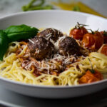 Mit Mozzarella gefüllte Hackfleischbällchen