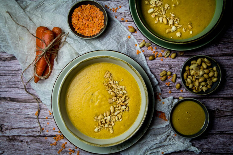 Cremige Erdnuss Suppe mit roten Linsen - Momentgenuss