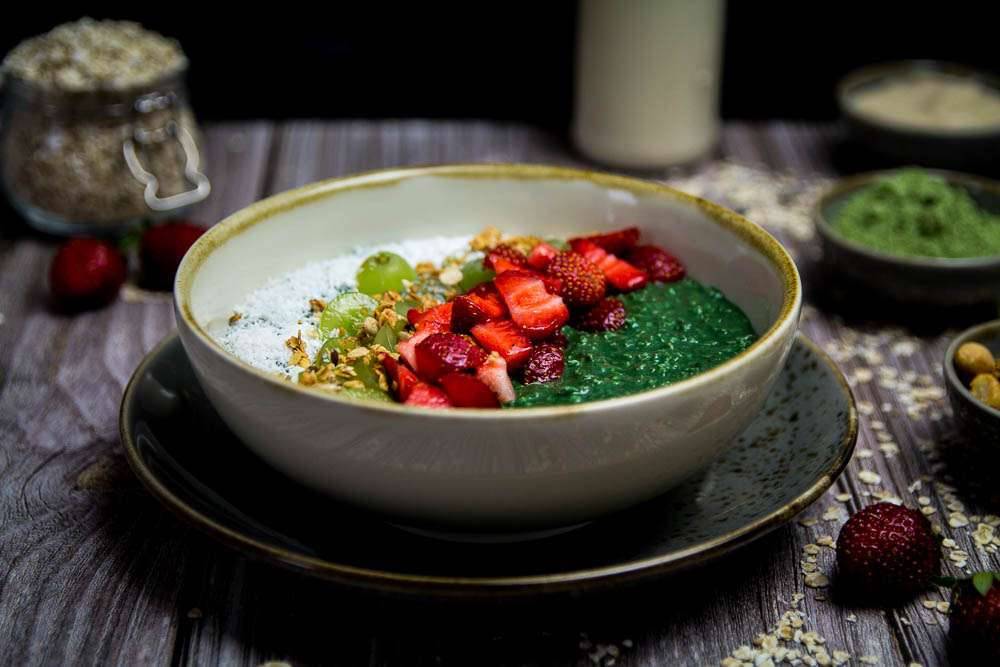 Porridge mit Spirulina und Gerstengras