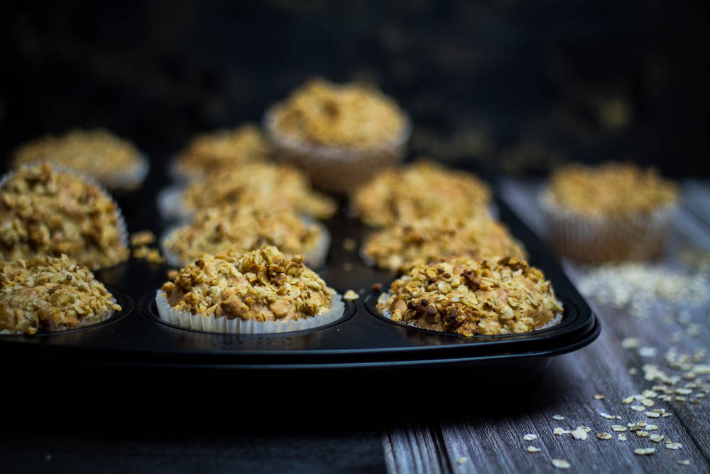 Erdnuss Muffins mit Haferflocken - Momentgenuss