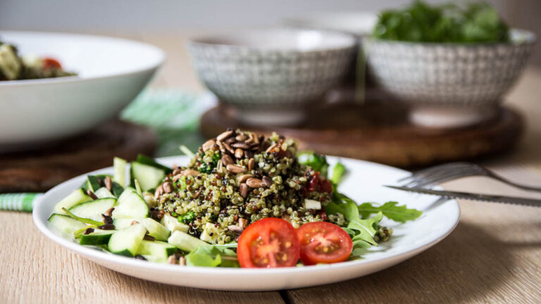 Mediterraner Quinoa Salat