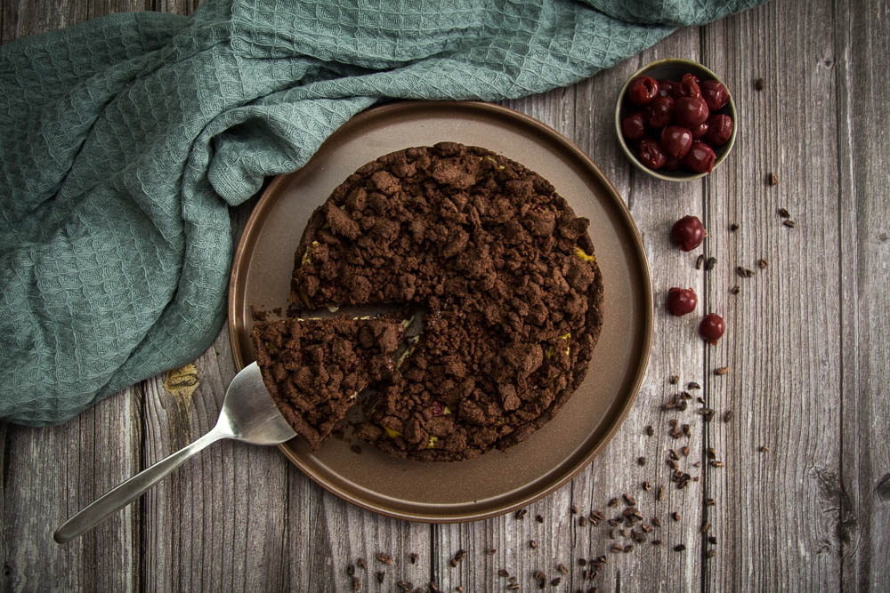 Veganer Streuselkuchen mit Pudding-Kirsch-Füllung