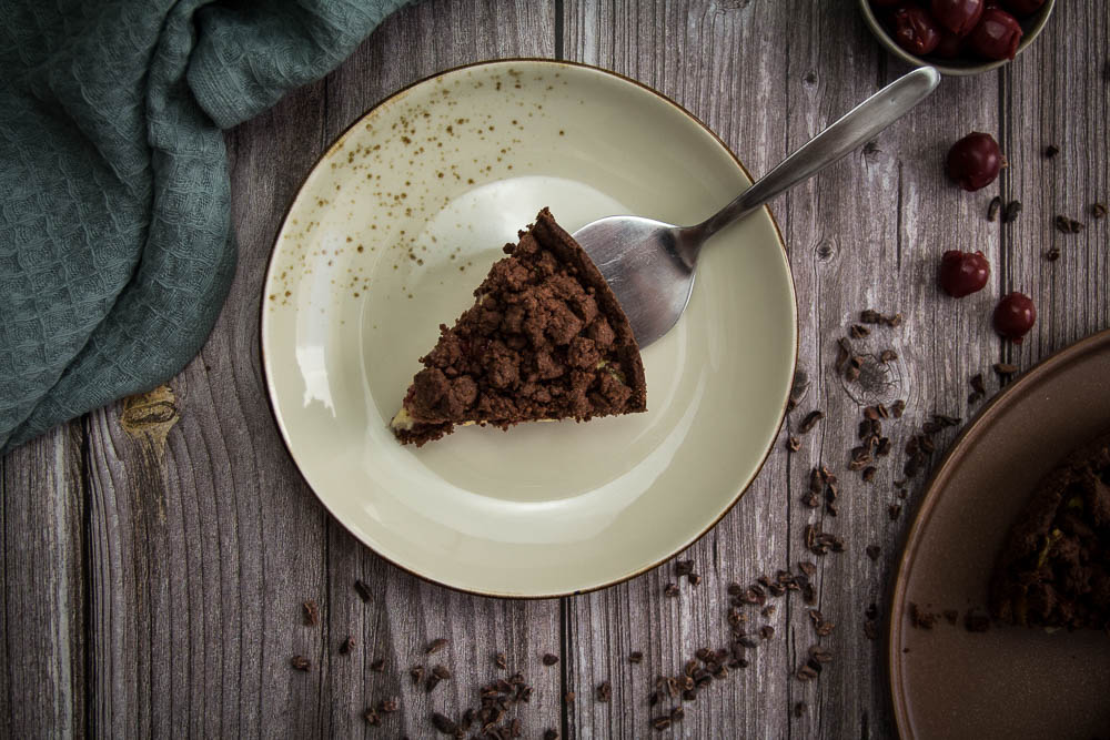 Veganer Streuselkuchen mit Pudding-Kirsch-Füllung