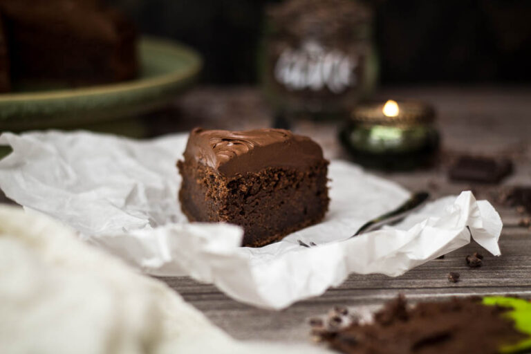 Veganer Schokoladenkuchen mit Schoko-Ganache - Momentgenuss