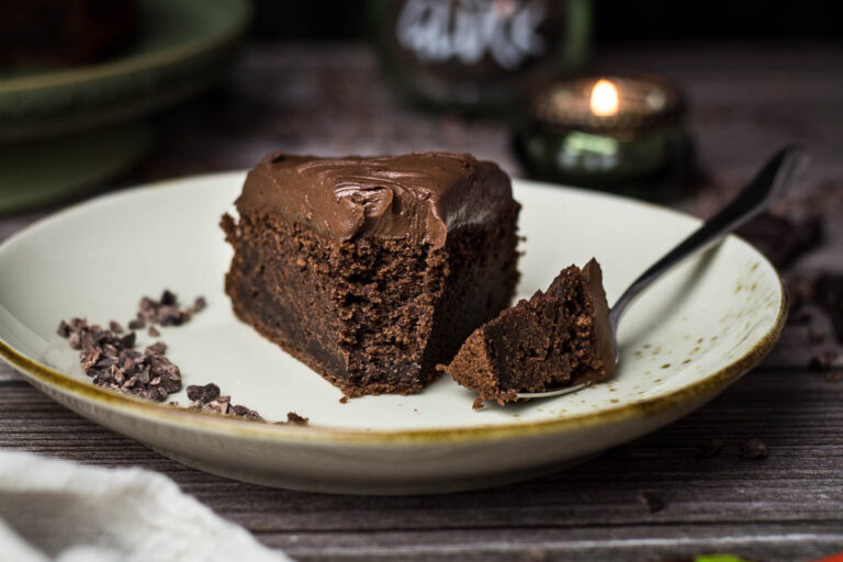 Veganer Schokoladenkuchen mit Schoko-Ganache - Momentgenuss