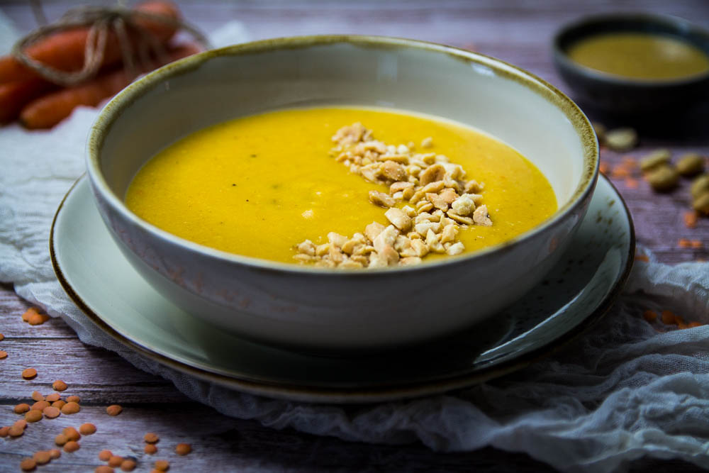 Cremige Erdnuss Suppe mit roten Linsen - Momentgenuss