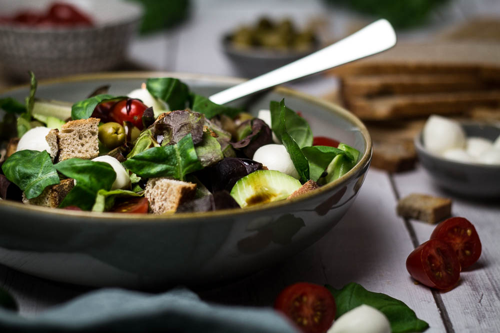 Panzanella - italienischer Brotsalat mit Bauernbrot - Momentgenuss