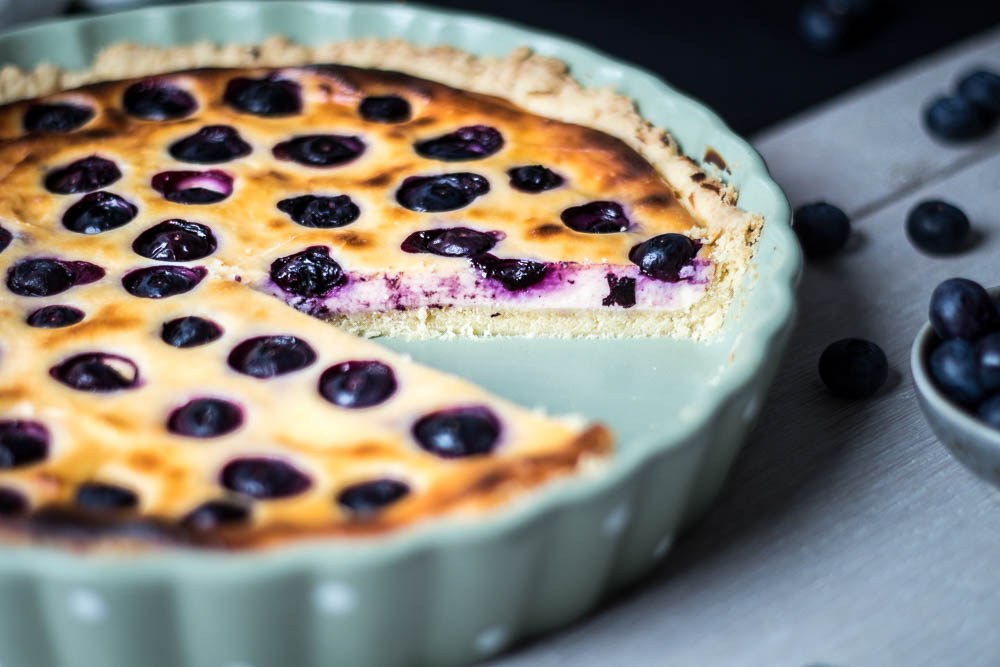 Blaubeer-Tarte mit frischen Blaubeeren