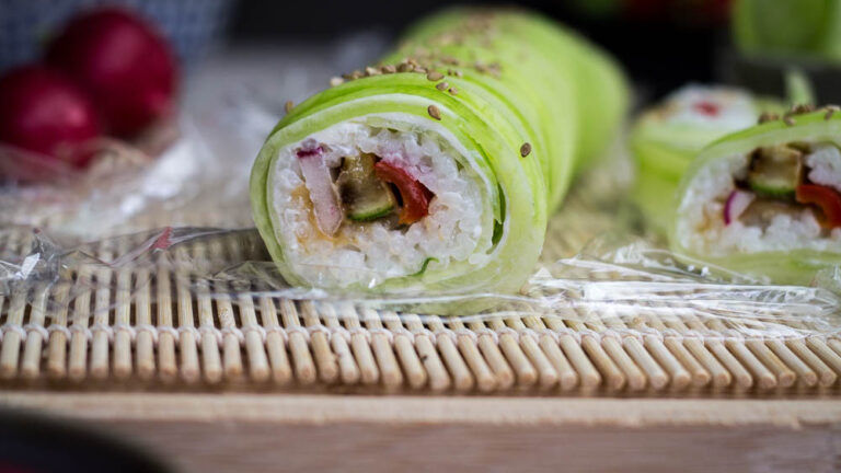 Gurken Sushi mit gedünstetem Gemüse