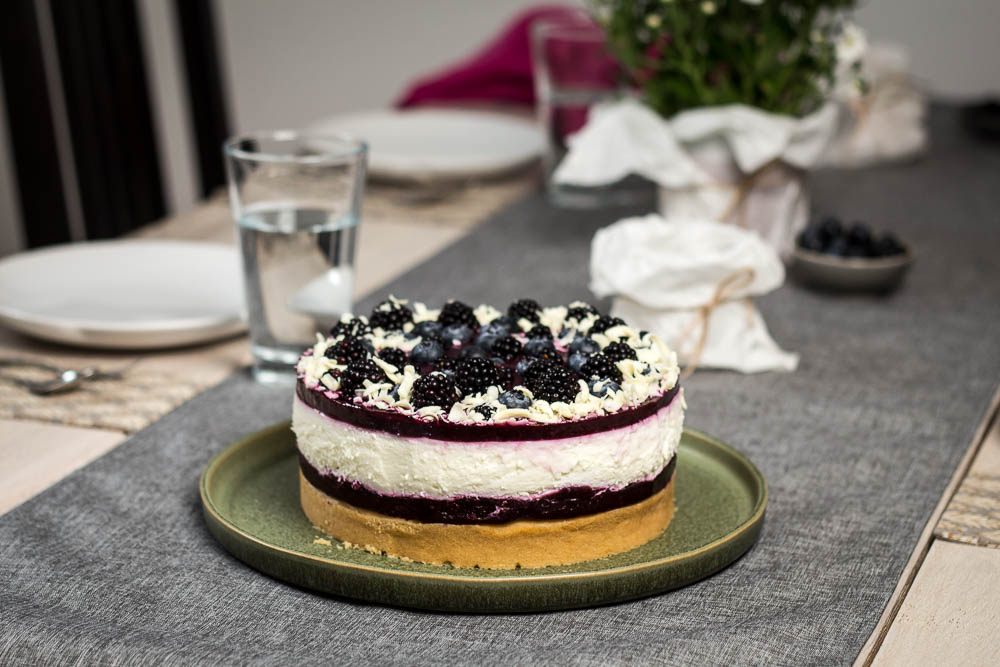 Beeren Torte mit Biskuitboden