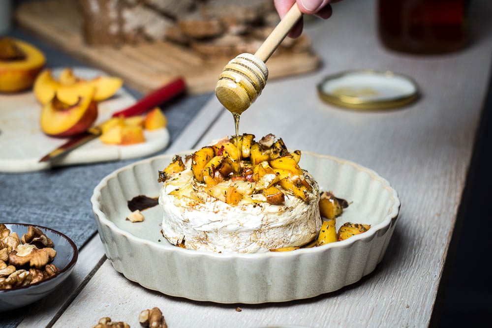 Ofen Camembert mit Nektarinen & Honig