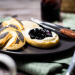 Geflochtene Mohnbrötchen
