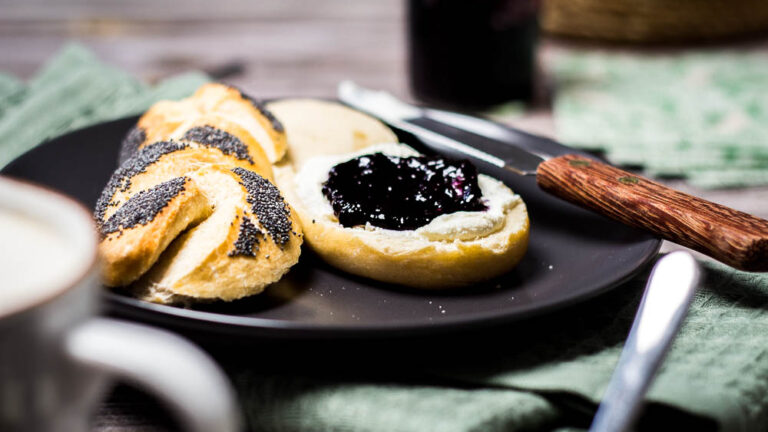 Geflochtene Mohnbrötchen