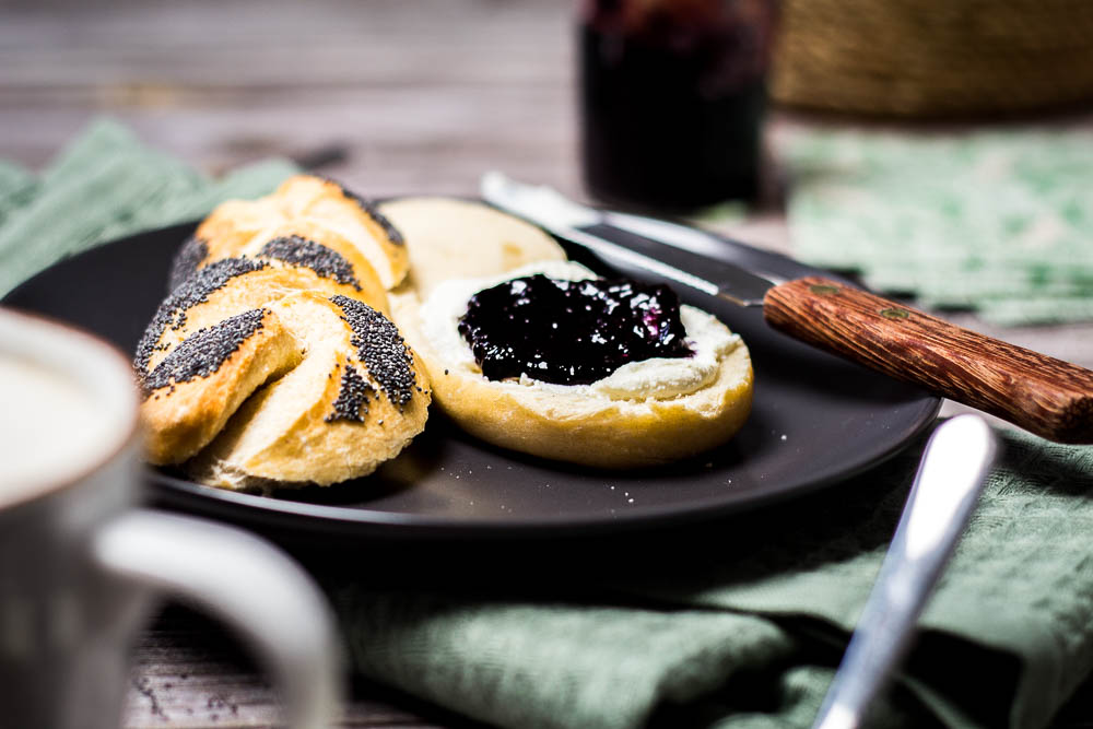 Geflochtene Mohnbrötchen