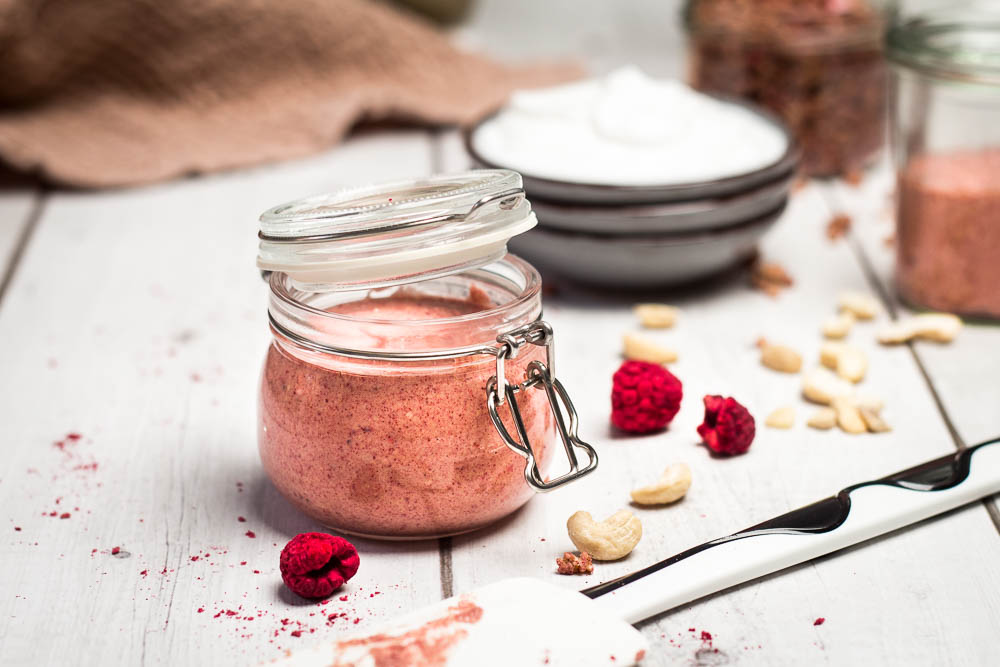 Cashewmus mit Himbeeren