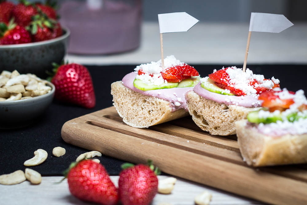 Erdbeer-Cashew-Creme als Brotaufstrich