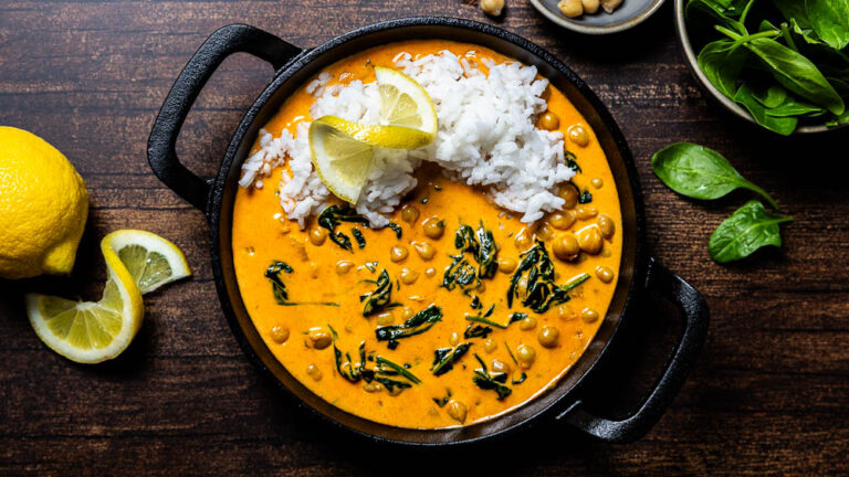 Rotes Curry mit Kichererbsen und Spinat – schnelles Rezept