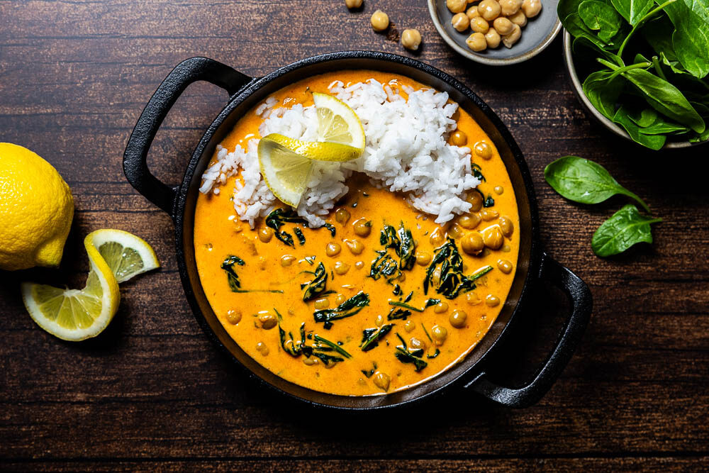 Rotes Curry mit Kichererbsen und Spinat – schnelles Rezept