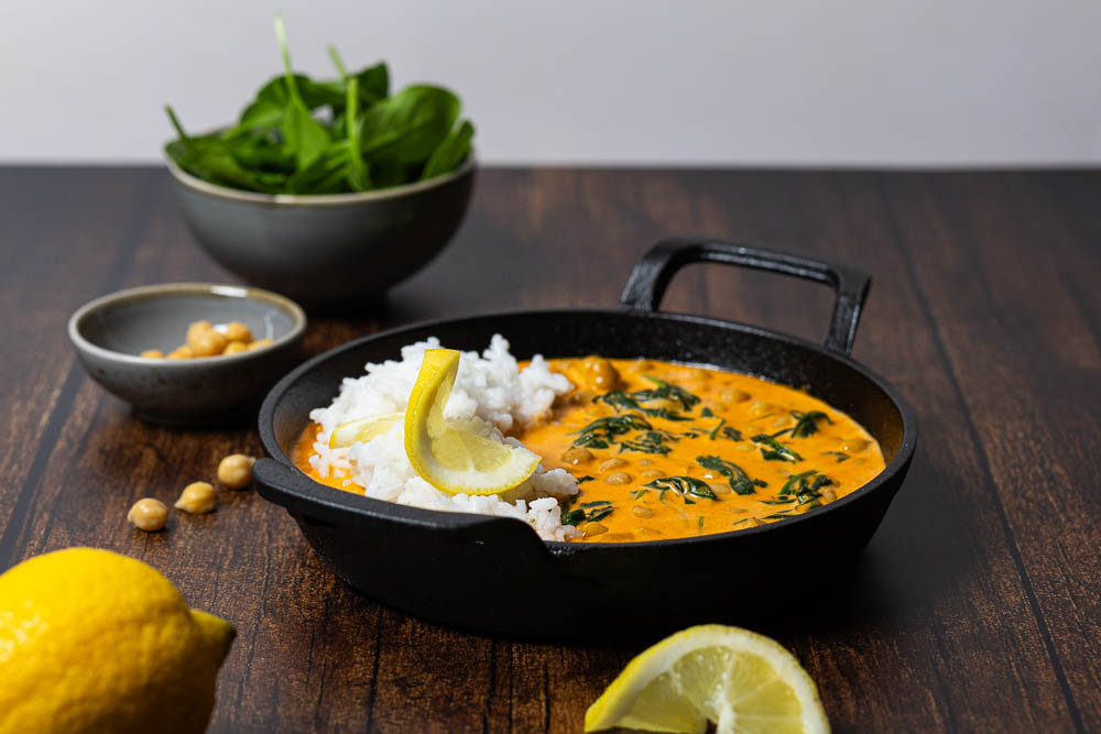 Rotes Curry mit Kichererbsen und Spinat – schnelles Rezept